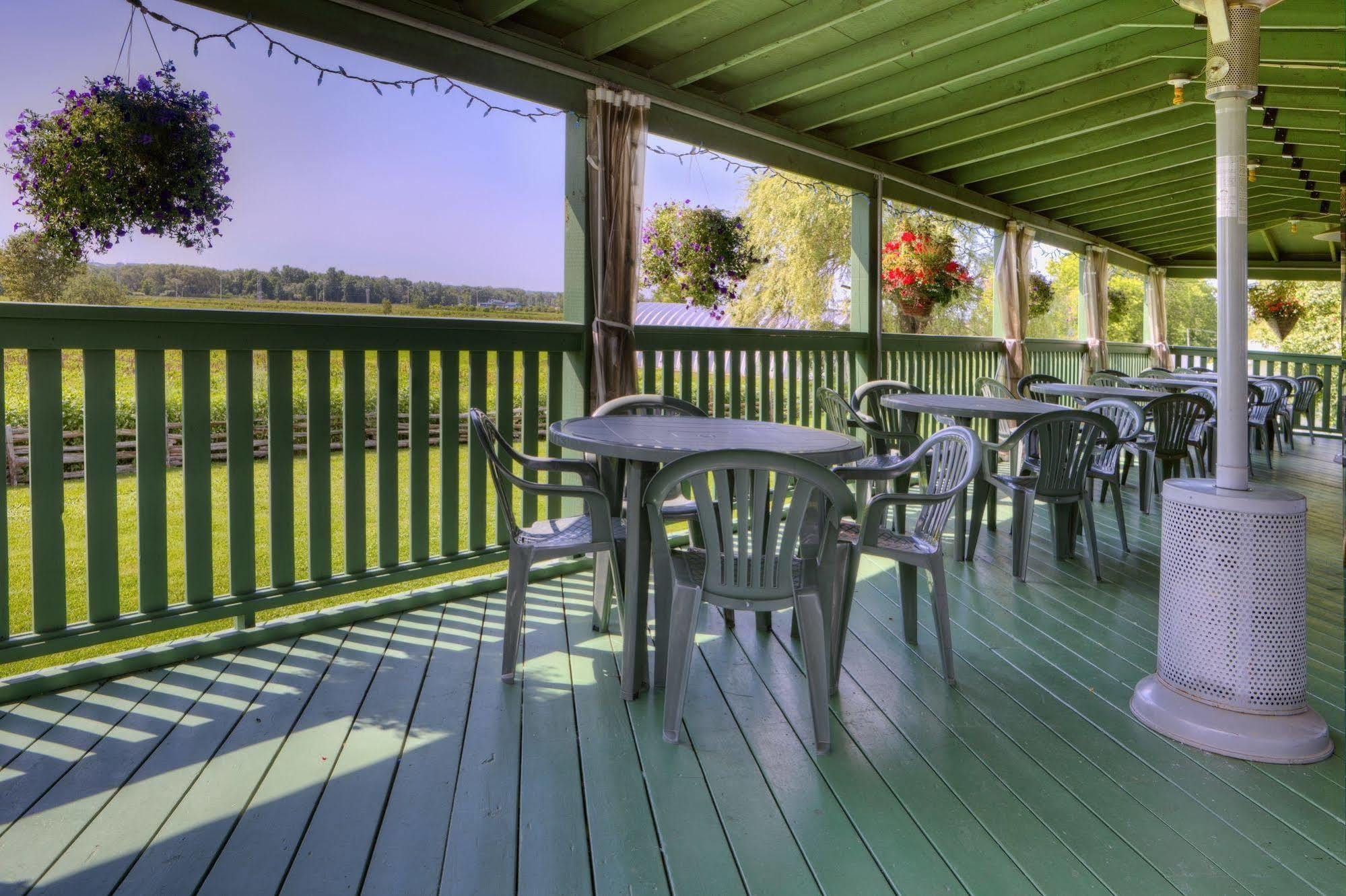 Auberge Baker Chateau Richer Exterior photo